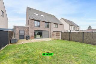 Maak kennis met deze energiezuinige parel te Zedelgem!Bij binnenkomst in deze BEN-woning wordt u ontvangen in de inkomhal voorzien van een apart...