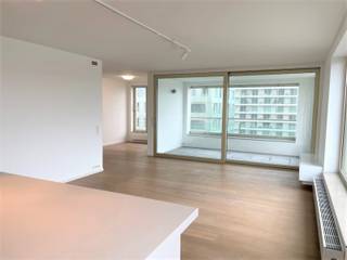 Prachtig gelegen 2 slaapkamer appartement op het Eilandje met zicht op het Kattendijkdok 5 de verdieping opp 103 m² + ruim terras . indeling : inkomhal met toilet en berging, living met open ingerichte keuken , groot oost gericht terras, nachthal ,badkamer met ligbad , douche ,toilet , lavabo's met meubel , 2 slaapkamers .BEOORDELING: zeer mooi en ruim appartement op een topligging op het Eilandje volledig wit geschilderd appartement met panoramisch zicht op het Kattendijkdok ,groot terras , ingerichte keuken met apparatuur van siemens
,oven /,microgolf , vaatwasser ,groot keramisch vuur , dubbel glas ,zonnewering , ruime badkamer ,prijs 520.000 er zijn 3 parkings aan 40.000 € / stuk , gemeenschappelijke kosten 175 €
