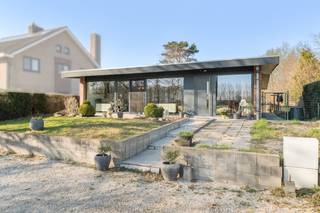 LiggingIn het rustige en groene Wachtebeke bevindt zich deze tijdloze &amp; vrijstaande bungalow op een royaal perceel van 950m². Een ideale ligging...