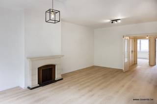 Dit vernieuwde appartement bestaande uit: inkomhal, woonkamer - salon met aansluitende vernieuwde keuken en berging. Badkamer met douche, 2 slaapkamers en apart toilet. <br /><br />Terras en lift aanwezig.<br /><br />Mogelijkheid tot huren van een garage.<br /><br />Onmiddellijk beschikbaar.<br /><br />EPC 175 kWh/m²