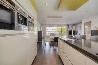 Deze prijs is een vanaf prijs ! <br />De woning heeft een praktische indeling, ruime leefruimtes en een uitstekende energieprestatie met een ideale ligging op wandelafstand van het centrum van Londerzeel en dus goed gelegen qua mobiliteit met de oprit van de A12 (verbinding Antwerpen-Brussel-Mechelen) dichtbij en vlakbij het station van Londerzeel. Ook scholen en winkels liggen op wandelafstand. <br /><br />Deze eigendom beschikt over 3 volwaardige slaapkamers en biedt bovendien een uitzonderlijke troef: een zeer ruime inpandige garage met voldoende plaats voor wagen(s), fietsen en extra bergruimte. Aansluitend zijn er een praktisch bureau en een wasberging, ideaal voor wie comfortabel van thuis uit wil werken.<br /><br />De leefruimte geniet van een aangename connectie met de buitenomgeving. Er zijn maar liefst twee terrassen, waarvan één recent en praktisch werd overdekt. <br />Hierdoor kan je nog meer genieten van het buitenleven, ongeacht het weer.<br /><br />Met zonnepanelen, een laadpaal en een EPC-label A ben je verzekerd van een energiezuinige woning die helemaal mee is met de toekomst. Bovendien is de elektrische installatie conform.<br /><br />Waarom deze woning absoluut een bezoek waard is:<br />Bouwjaar 2009<br />Tweegevelwoning in uitstekende staat<br />3 slaapkamers<br />Zeer ruime inpandige garage + zolderruimte<br />Bureau en aparte wasberging<br />2 terrassen, waarvan één recent praktisch overdekt<br />Zonnepanelen (15 stuks: piekvermogen 5,73 kWp)<br />Thuisbatterij van 10 kWh<br />Laadpaal <br />Conforme elektrische installatie<br />Uitstekend EPC-label A<br />Perfect instapklaar<br />Bijzonder goed onderhouden<br />Gelegen op wandelafstand van het centrum van Londerzeel!<br />Een mooie buitenkans voor jonge koppels, gezinnen of iedereen die op zoek is naar een comfortabele en energiezuinige woning zonder grote werken.<br /><br />Kortom: een verzorgde, toekomstgerichte woning op een uitstekende locatie, waar je meteen je verhaal kan beginnen.<br /><br />Voor meer info: olivia.laporte@dewaele.com 0499 46 93 34<br /><br />Bestuursmaatregelen in het maatregelenregister: nee