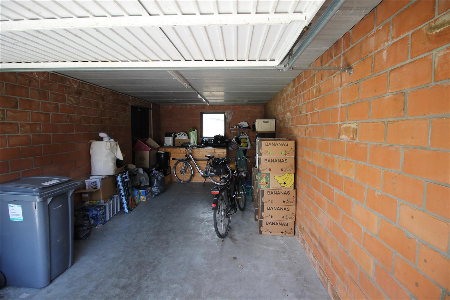 Recente halfopen bebouwing met ruime tuin, terras en garage - foto 4