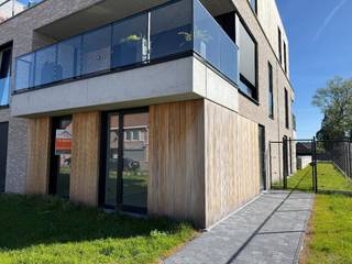 Nog steeds 6% BTW mogelijk! Dit prachtige gelijkvloersappartement is gelegen in het nieuwe Residentie Balique langs de Brugstraat te Sint-Job-in-’t-Goor, op een ideale locatie vlakbij winkels, scholen en openbaar vervoer. Dankzij de 6% BTW-optie biedt dit appartement niet alleen topkwaliteit, maar ook een financieel voordeel bij aankoop, onder de geldende voorwaarden.<br /><br />Indeling van het appartement:<br />•Inkomhal met gastentoilet<br />•Ruime leefkeuken en lichte woonkamer<br />•2 comfortabele slaapkamers<br />•Praktische berging<br />•Moderne badkamer met hoogwaardige afwerking<br /><br />Vanuit de woon- en eetkamer heeft u toegang tot de privatieve tuin met buitenterras, ideaal voor ontspanning en buitenleven.<br /><br />In de ondergrondse verdieping bevinden zich de 2 privatieve autostaanplaatsen en een privatieve kelderberging (ca.12m²). De autostaanplaatsen en kelderberging zijn inbegrepen in de verkoopprijs.<br /><br />Energiezuinig en comfortabel wonen:<br />•E-peil maximum 20 voor lage energiekosten en optimaal comfort<br />•Vloerverwarming en lucht-water warmtepomp met koelfunctie<br />•Zonnepanelen voor energie-efficiëntie<br />•Kwalitatieve afwerking van keuken, sanitair en vloeren<br />•Aandacht voor licht, lucht en binnenklimaat<br /><br />Waarom kiezen voor Residentie Balique?<br />•6% BTW-optie biedt aanzienlijke belastingvoordelen bij aankoop<br />•Duurzaam en energiezuinig wonen met een E-peil van maximum 20<br />•Moderne architectuur en hoogwaardige afwerking<br />•Centraal gelegen in een rustige, toch goed bereikbare buurt<br /><br />Wacht niet langer en maak van duurzaam wonen uw realiteit! Contacteer ons voor meer informatie of een bezichtiging van de beschikbare appartementen en woningen.