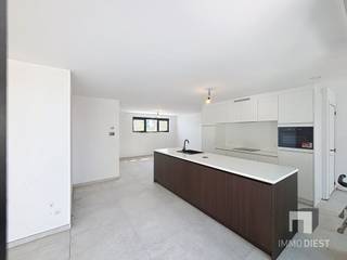 <p><span>KOOP DEZE PENTHOUSE AAN 6% BTW!!</span></p><p><span> </span></p><p><span>Penthouse 2.1 heeft een oppervlakte van 189m², is bereikbaar met een lift en bevindt zich op de 2</span><span><sup>de</sup></span><span> verdieping.</span></p><p><span>Het private terras is 14m² en kijkt uit op de prachtige, gemeenschappelijke tuin van dit project.</span></p><p><span>De indeling van het appartement bestaat uit:</span></p><p><span>Inkom met apart toilet,</span></p><p><span>Ruime leefruimte met open keuken met berging en aparte bureauhoek,</span></p><p><span>2 slaapkamers,</span></p><p><span>Badkamer met plaats voor dubbele lavabo, inloopdouche en ligbad,</span></p><p><span> </span></p><p><span>Uniek aan deze penthouse is de ruime, afgewerkte zolderverdieping die in de prijs zit! </span></p><p><span>Wat is er INBEGREPEN in de afwerking van de zolderverdieping:</span></p><p><span>Trap: Er is een vaste betonnen trap naar de zolderverdieping, welke betegeld afgewerkt zal worden;</span></p><p><span>+ Chapewerk;</span></p><p><span>+ Vloerverwarming;</span></p><p><span>+ Vloerwerk: Volgens het budget in het lastenboek;</span></p><p><span>+ Gyprocwerk: Dakwanden worden afgewerkt. Zolder wordt opgeleverd als 1 open ruimte;</span></p><p><span>+ </span><span>Wachtleidingen elektra & sanitair zitten klaar;</span></p><p><span> </span></p><p><span>De zolder is dan één grote ruimte ideaal voor:</span></p><p><span>+ Home office</span></p><p><span>+ Extra leefruimte</span></p><p><span>+ Hobbyruimte</span></p><p><span>+ Men cave ;-)</span></p><p><span>+ ...</span></p><p><span> </span></p><p><span>Vermelde prijzen zijn exclusief aankoopkosten (BTW, registratie,...), staanplaats en berging!</span></p><p><span> </span></p><p><span>Extra optie mogelijk:</span><span> zolderverdieping inclusief vloerverwarming afwerken tot 2 extra Slaapkamers & 1 badkamer uitgerust met dubbele lavabo & douche, </span></p><p><span>Mits deze opleg beschik je over een penthouse met 4 slaapkamers en 2 badkamers = de ideale kangoeroewoning (zorgwoning).</span></p><p><span> </span></p><p><span>Deze penthouse wordt verkocht met één ondergrondse staanplaatsen en een kelderberging.</span></p><p><span><br />Interesse in deze knappe, ruime penthouse? Bel ons voor een vrijblijvende presentatie met aansluitend een werfbezoek.</span></p><p><span> </span></p><p><span>Koop nu een appartement in Residentie Dubbelhuis en betaal 6% BTW i.p.v. 21%.<br /><br /></span></p><p><span>Wil je graag meer informatie of een bezoek ter plaatse? Bel 013 31 25 22.<br />We helpen je met veel plezier verder.</span></p><p><span> </span></p><p><span>Dubbelhuis is een ontwikkeling van VERALTIS.</span></p><p><span> </span></p><p><span> </span></p>