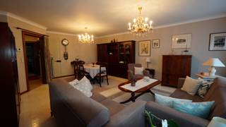 Bij het binnenkomen van dit gelijkvloers appartement bevindt u zich in de inkomhal, van waaruit u toegang heeft tot de woonkamer. Aansluitend...