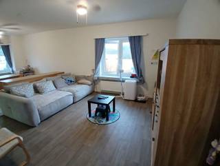 <p><span>Appartement op de 1ste verdieping met 2 slaapkamers, terras en garage.</span></p><p><span>Het appartement is rustig gelegen in de wijk Driehoek (Brasschaat).</span></p><p><span>Het heeft de volgende indeling: </span><br /><span>Inkomhal met vestiaire, een grote leefruimte met aansluitend de gesloten keuken.  De badkamer is voorzien van een ligbad en lavabo meubel. Verder zijn er nog 2 grote slaapkamers waarvan 1 met terras . Apart toilet. Geen lift. </span><br /><span>Vrij vanaf 01/12/2026. </span><br /> </p><p><span>Pluspunten: </span><br /><span>- Gunstige ligging</span><br /><span>- Individuele meters voor gas, elektriciteit en water</span><br /><span>- Terras en garagebox aanwezig</span><br /><span>- Lage gemeenschappelijke kosten </span></p>