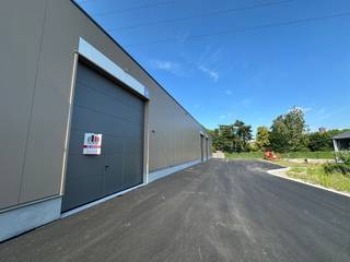 Nieuwbouw KMO-unit van 152 m² en 2 privatieve parkeerplaatsen te koop in Wevelgem.De geïsoleerde casco magazijnruimte is opgebouwd uit een...