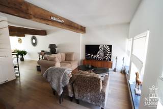 Dit luxueus afgewerkt duplex- appartement is ruim ingedeeld met o.a. twee slaapkamers, open keuken en ruim dakterras. Het appartement is geschikt voor alle leeftijden want de lift brengt u tot in het slaapkamer gedeelte. <br />Het appartement is momenteel verhuurd, dus ook ideaal voor de investeerder. <br /><br />De ligging in het hartje Maaseik op wandelafstand van de markt met gezellige restaurantjes en in de nabijheid van winkels, scholen, sportcentra,... is zeker een troef. Er is ook een private kelder -en fietsenberging aanwezig. <br /><br />=> Tweede verdieping<br />- Met de lift op trap kom je rechtstreeks in de aparte inkomhal met toegang tot het appartement <br />- Gezellige woonkamer met mooie parketvloer<br />- Ruim gastentoilet met fonteintje<br />- Zithoek bij de keuken, met zicht op het terras<br />- Praktisch ingerichte keuken voorzien van het nodige comfort<br />- Mooi, ruim dakterras, toegankelijk via het raam in de keuken <br /><br />=> Derde verdieping<br />- Overloop met vaste kastenwand met aansluiting voor wasmachine en droogkast<br />- Deze verdieping is tevens toegankelijk met de lift<br />- Twee ruime slaapkamers met parketvloer en vaste kastenwand<br />- Deels betegelde badkamer, ingericht met inloopdouche en enkele wastafel in modern badkamermeubel<br /><br />=> Indeling<br />- Gelijkvloers: gemeenschappelijke inkomhal, fietsenberging<br />- Tweede verdieping: inkomhal, apart gastentoilet, woonkamer, keuken met eethoek, dakterras<br />- Derde verdieping: overloop, twee ruime slaapkamers, badkamer<br />- Derde verdieping +1: toegankelijk via verplaatsbare ladder, open zolderruimte voor extra opbergruimte<br />- Kelder: kelderberging nr. 1