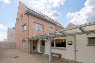 <p>Halfopen woning met 3 slaapkamers, zonnepanelen en garage in Zele<br />Deze halfopen bebouwing aan de Burgemeester Van Ackerwijk 97 in Zele biedt een aangename combinatie van ruimte en mogelijkheden. De woning ligt op een perceel van 225 m², heeft een geschatte bewoonbare oppervlakte van circa 140 m² en werd sinds 2016 op verschillende vlakken gerenoveerd.<br />Op het gelijkvloers vindt u de leefruimte met aansluitende keuken en een vernieuwde badkamer met douche in bad, toilet en lavabo. Daarnaast beschikt de woning over een kelder, handig voor extra opslag. De eerste verdieping omvat een ruime slaapkamer met aparte dressing, een kinderkamer en een tweede sanitaire ruimte met toilet en lavabo. Deze laatste biedt mogelijkheden om een bijkomende badkamer te realiseren. Op de tweede verdieping bevinden zich een derde slaapkamer en een zolderruimte die verder kan worden ingericht als extra slaapkamer, hobbyruimte of bureau.<br /><br />De woning is uitgerust met centrale verwarming op aardgas en zonnepanelen. Een bijkomende troef is de garage achteraan het perceel.<br />Een woning met drie slaapkamers, praktische bergruimte en mogelijkheden om ze verder naar uw wensen in te richten.<br /><br />Interesse? Neem contact op om een plaatsje te reserveren op een van de bezoekdagen! <br />Vince@capston.be</p>