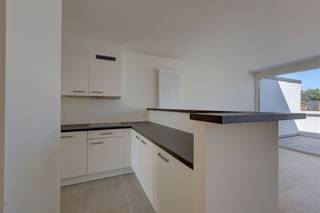 Dit instapklaar appartement te koop is gelegen aan de Hofstraat, op wandelafstand van talloze winkels, voorzieningen voor sport en ontspanning...