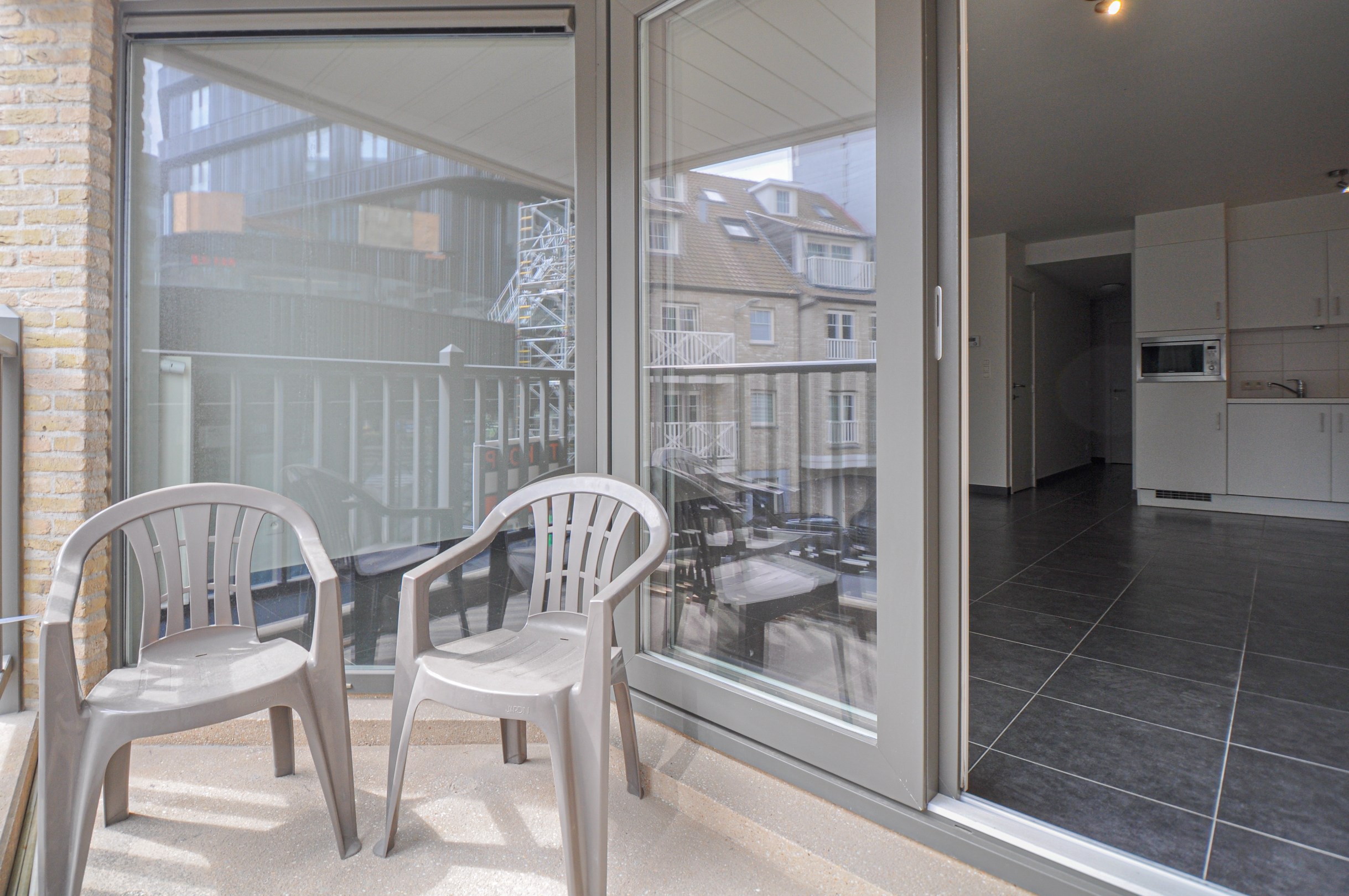 Centraal gelegen appartement met zijdelings zeezicht in het commercieel centrum. - foto 4