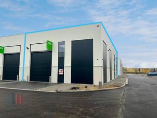 Nieuwbouw KMO-unit met een oppervlakte van 288 m² met een mezzanine van 69 m² en 5 privatieve parkeerplaatsen te koop. Strategisch gelegen op het industrieterrein 'Genk-Noord' in het centrum van Limburg, vlakbij de op- en afritten 30 'Park Midden Limburg' en 31 'Genk centrum' van de E314.<br /><br />Het magazijn met een vrije hoogte van +/- 6,5 m is voorzien van twee automatische sectionale poort (4 m x 4,5 m), een polybetonvloer (2,5 t/m²), lichtstraat met rookluik, septische put, raampartijen en LED-verlichting. Dankzij de aanwezigheid van de twee sectionale poorten (1 aan de voorzijde en 1 aan de achterzijde) kan er een flow gecreëerd worden. Het bedrijfsgebouw is geschikt voor zowel opslag als productie en biedt dus een ideale omgeving om te ondernemen. De unit maakt deel uit van de gloednieuwe KMO-ontwikkeling 'Green Business Woudpark' bestaande uit 39 duurzame KMO-units.<br /><br />Contacteer PANORAMA B2B voor bijkomende inlichtingen of een vrijblijvend plaatsbezoek 011 220 500.