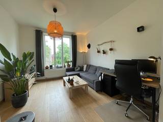 Hotspot Alert: Jouw lichtrijke oase aan het Astridpark 🌿✨<br /><br />Ben jij op zoek naar de ultieme balans tussen city vibes en pure rust? Stop met zoeken. Gelegen aan de statige Graaf De Smet De Naeyerlaan, met het prachtige Koningin Astridpark letterlijk als je voortuin, vind je deze waanzinnige studio.<br />Waarom je hier wil wonen:<br />Let there be light: Dankzij de grote ramen baden je leefruimte en slaaphoek in natuurlijk licht. Hier word je wakker met een instagramwaardig uitzicht op het groen.<br />Chef &amp; Chill: De open keuken is van alles voorzien (ja, ook een oven voor je late-night pizza’s) en vloeit naadloos over in de leefruimte.<br />Me-time: Na een lange dag duik je heerlijk in je eigen ligbad. Relax-modus: aan.<br />Locatie is alles: Op slechts 4 minuten trappen sta je in ‘K in Kortrijk’ of op een gezellig terrasje.<br />Dit is niet zomaar een studio, dit is jouw nieuwe happy place. Klaar om verliefd te worden?<br />👉 Stuur nu een berichtje en kom de sfeer proeven !<br />T : 056/705262<br />E : info@expertimmo.be<br />Contacteer ons, klik hier : CONTACT<br /><br />Vrij vanaf : 01 mei 2026, tenzij de huidige huurder nog niet is vertrokken, dan wordt dit telkenmale met 1 maand verlengd.<br />EPC: 221 - C-label<br />HP: 700,00 + 100 euro gemeenschappelijke kosten (voorschot op warm en koud water en verwarming inbegrepen)<br />Geen katten en honden.<br />Bezettingsgraad : Max 2 personen.<br /> 