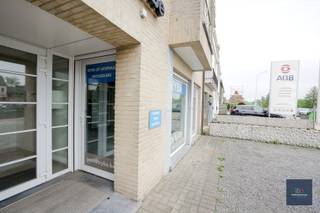 Dit commercieel gelegen kantoor of winkelruimte met 2 parkeerplaatsen is te huur aan 925 euro /maandExclusief water en elektriciteit en...