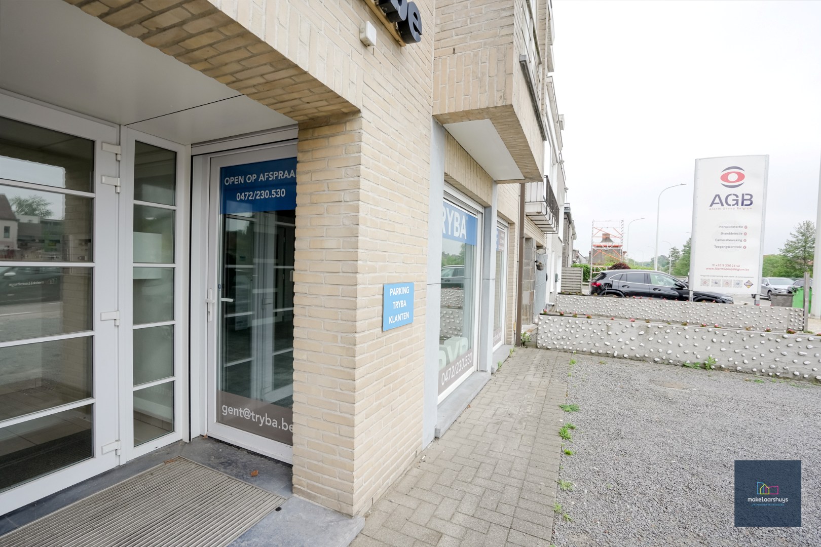 Commercieel gelegen kantoor of winkelruimte met 2 parkeerplaatsen - foto 2