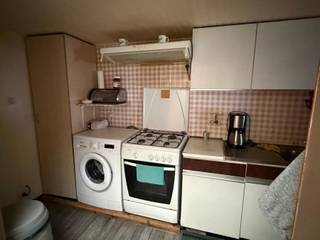 <h1><span>Woning met inkomhall, leefruimte, keuken, berging, badkamer, afzonderlijk W.C</span></h1><h1><span>Verdiep: 3 slaapkamers</span></h1><h1><span>Zolder</span></h1><h1><span>Tuin met tuinbergingen</span></h1><p><span> </span></p>