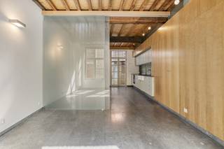 Dit unieke vastgoed in het hart van Brugge biedt een royale bewoonbare oppervlakte van 212 m² op een perceel van 90 m² en combineert ruimte met een moderne, hedendaagse uitstraling. De woning is gelegen in de rustige Moerstraat, een charmante straat die wordt gekenmerkt door haar historische karakter en prachtige authentieke gevels. Op wandelafstand bevindt zich het schilderachtige Sint-Jakobsplein, terwijl tal van restaurants, horecazaken en gezellige ontmoetingsplaatsen u laten genieten van het bruisende en magische stadsleven van Brugge.<br /><br />De woning is toegankelijk via zowel de voordeur als via de Vispoort, waar de rijke geschiedenis van het 16e-eeuwse Godshuis vandaag nog steeds voelbaar is. Bovendien beschikt deze eigendom over een gezellige stadskoer en een ruim terras op de eerste verdieping, waardoor u ook in het centrum van Brugge kunt genieten van aangename buitenruimtes. Deze unieke combinatie van ligging, geschiedenis en buitenruimte maakt van deze woning een uitzonderlijke opportuniteit.<br /><br />Indeling van de woning (212m²): <br /><br />Kelder<br /><br />Gelijkvloers:<br />- Inkomhal<br />- Toilet<br />- Woonkamer<br />- Keuken<br />- Stadskoer (25m²)<br /><br />1e verdieping:<br />- Woonkamer<br />- Terras (7m²)<br /><br />2e verdieping:<br />- Nachthal<br />- Slaapkamer<br />- Badkamer<br />- Toilet<br />- Slaapkamer<br /><br />Zolder<br /><br />Interesse? Aarzel niet om contact met mij op te nemen. <br /><br />Bestuursmaatregelen in het maatregelenregister: nee