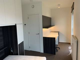 <p><span> </span></p><p><span>Moderne kamer gelegen in studentenresidentie Woods, vlakbij het Belle-Vue park. </span></p><p><span>De residentie is gelegen op een boogscheut van het centrum van Leuven, op wandelafstand van het station en nabij verschillende campussen.</span></p><p><span> </span></p><p><span>De kamer is voorzien van een uitklapbaar tweepersoonsbed (140cm x 200cm - matras niet incl.), ingebouwde kleerkasten, waardoor er meer dan voldoende opbergruimte is. De kamer heeft ook een ingebouwde bureau met  boekenplank en persoonlijke frigo met vriesvak. Verder beschikt de kamer over een persoonlijke badkamer met douche, lavabo en toilet.</span></p><p><span>De fietsenstalling is bereikbaar met de lift of via de trappenhal.</span></p><p><span> </span></p><p><span>Per verdieping zijn er twee keukens, die gedeeld worden met maximaal 10 personen. De keukens zijn voorzien van een oven, microgolf, vitro-keramische kookplaat, eettafel, wastafels en een persoonlijke opbergkast die op slot kan. Elke keuken heeft ook zijn eigen terras.</span></p><p><span> </span></p><p><span>Er is ook een gemeenschappelijke ontspanningsruimte met televisie, zetels, tafels en een kickertafel. Verder is er ondergronds nog een afsluitbare fietsenstalling, afvallokaal en een wasplaats met wasmachine en droogkast. </span></p><p><span> </span></p><p><span>De prijs bedraagt €630/maand exclusief  provisie nutsvoorzieningen (50 euro/maand)</span></p><p><span> </span></p><p><span>*De Foto's in de advertentie zijn van een gelijkaardige studentenkamer.</span></p><p><span> </span></p><p><span>Interesse? Contacteer ons via  </span><span><span>student@immolivit.be</span></span><span> </span></p><p><span> </span></p>