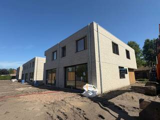 De nieuwbouwwoning biedt in zijn ontwerp een doordachte indeling die het comfort van het dagelijks leven verhogen.Bij het betreden van de gelijkvloerse verdieping kom je binnen in de inkomhal. Hier is er toegang tot een apart toilet en een praktische berging. De moderne keuken vormt het hart van de woning en is perfect geïntegreerd met de eetkamer en de gezellige woonkamer, waardoor een open en lichte leefruimte ontstaat.De eerste verdieping heeft drie slaapkamers. De nachthal beschikt over een handige technische berging en biedt toegang tot de badkamer. Ook is er op deze verdieping een tweede apart toilet.De volledig omheinde tuin met terras biedt privacy en is perfect voor zomerse barbecues of rustige momenten. Voor wie gemak zoekt, is er een aansluiting voor een robotmaaier, met de mogelijkheid om een robotmaaier als extra optie aan te schaffen. Bovendien beschikt het perceel over een eigen garage en een praktische fietsenberging.Diversen:- E-peil lager dan 20!- vloerverwarming op warmtepomp- eigen zonnepanelen- ventilatiesysteem D met warmterecuperatieGrijp deze kans en ontdek hoe deze nieuwbouwwoning uw woonwensen kan vervullen. Voor meer informatie en een afspraak, neem contact met ons op!