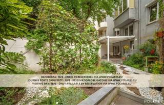 *** BEZOEKDAG: 18/8 - ENKEL TE RESERVEREN VIA WWW.POLARES.EU ***<br /><br />Op zoek naar een instapklaar appartement met nét dat tikkeltje meer? Dan is dit charmante gelijkvloerse appartement in een rustige, gegeerde laan absoluut een bezoek waard. Met een bewoonbare oppervlakte van 92m² (volgens EPC) geniet je van een doordachte indeling: een ruime inkomhal, een gezellige keuken met uitzicht op de privatieve tuin, een lichtrijke leefruimte, een bureau, een badkamer en momenteel één ruime slaapkamer (2 mogelijk). Ideaal voor wie comfortabel wil wonen of op zoek is naar extra flexibiliteit.<br />Buiten wacht een échte troef: een gedeeltelijk overdekt terras dat naadloos overgaat in een gezellige stadstuin. Achteraan bevindt zich bovendien een volledig vernieuwd bijgebouw, momenteel ingericht als praktijkruimte/bureau. Perfect als thuiskantoor, praktijk, hobbyruimte of atelier.<br /><br />En dat is nog niet alles:<br />✔️ Ruime privatieve garage<br />✔️ Kelderberging<br />✔️ Geen gemeenschappelijke lasten<br /><br />De ligging? Moeilijk te overtreffen! Op slechts 10 minuten wandelen van metrostation Tomberg, 5 minuten van het Georges Henripark en met een Delhaize letterlijk om de hoek geniet je hier van een uitstekende bereikbaarheid én alle voorzieningen binnen handbereik.<br /><br />📅 Inschrijven voor de bezoekdag kan uitsluitend via www.polares.eu <br /><br />Een unieke opportuniteit voor wie op zoek is naar een woning met karakter, een prachtige buitenruimte én een extra polyvalente ruimte op een toplocatie. Mis deze kans niet!