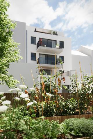 Arrière-maison 2 chambres avec combles aménageables – Schaerbeek<br /><br />À l’arrière d’une petite copropriété moderne de 4 unités, découvrez cette agréable arrière-maison 2 chambres, offrant calme et confort en plein cœur de Schaerbeek.<br />Elle se compose d’un séjour lumineux avec cuisine ouverte équipée, donnant accès à une terrasse et un petit jardin privatif orientés Sud-Ouest. Deux chambres confortables, une salle de bain moderne, deux WC séparés et un hall d’entrée complètent le bien. <br />Les combles aménageables offrent un bel espace supplémentaire, idéal pour un bureau ou une pièce polyvalente.<br /><br />La copropriété dispose d’un local vélos, d’un jardin partagé avec potager et de panneaux photovoltaïques.<br />Un bien rare, alliant tranquillité et modernité.<br />Contactez-nous pour une visite ou venez découvrir le projet lors d'une visite sur place.