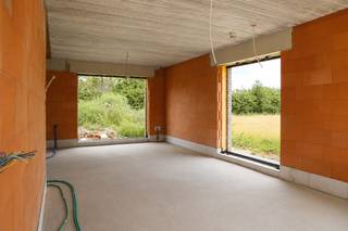 Rustig wonen in het groen, in een doodlopende straat op de Locht in Eksel? Deze moderne nieuwbouwwoning combineert een aangename ligging met hedendaags wooncomfort en voorzien van de nieuwste technieken. Daarnaast beschikt de woning over een regenwaterput van 7.500 liter, aangesloten op de wc-spoeling, wasmachine en buitenkraan.<br /><br />De woning wordt volledig afgewerkt opgeleverd, klaar voor de schilder, waarbij u bovendien nog inspraak heeft in de afwerking van de keuken. De oplevering is momenteel voorzien in november 2026 en u betaalt pas bij oplevering.<br /><br />Indeling:<br />GELIJKVLOERS:<br />- Inkomhal<br />- Gastentoilet<br />- Open leefruimte met woonkamer, eetkamer en keuken<br />- Berging<br /><br />VERDIEPING:<br />- Nachthal<br />- Apart toilet<br />- Berging<br />- 3 slaapkamers<br />- Badkamer<br /><br />Extra troeven:<br />+ Rustige ligging in een doodlopende straat en omgeven door groen<br />+ Betaal pas bij oplevering en akte<br />+ Buitenaanleg inbegrepen<br />+ Parket voorzien in de slaapkamers<br />+ Energiezuinig wonen: volledige dakoppervlakte voorzien voor zonnepanelen --> omvormer voor batterij wordt reeds voorzien<br /><br />Wens je graag een bezichtiging? Contacteer ons en we helpen je dichtblij verder!<br />* Plannen en visualisaties zijn louter indicatief en niet contractueel bindend. Meubilair, indeling en afmetingen kunnen afwijken.