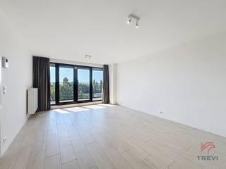 <p><strong>EVERE</strong>, à proximité de l'OTAN. Bel appartement NON-MEUBLE de ± 62 m² avec un balcon de ± 4 m², situé au 8ème étage d'un immeuble de 2017:</p>
<br /><strong><span>Au 1er étage</span></strong><br />
<ul>
<li>Hall d'entrée</li>
<li>Séjour de ± 30m² avec accès balcon de ± 4m²</li>
<li>Cuisine américaine équipée (frigo, four, lave-vaisselle, taques cuisson vitrocéramique)</li>
<li>Chambre 1 de ±14m²</li>
<li>SDB (machine à laver et sèche-linge inclus)</li>
<li>WC séparé</li>
</ul>
<strong><span>Au sous-sol </span></strong><br />
<ul>
<li>Cave n°79 (-2)</li>
<li>Emplacement de parking intérieur n°45 (-2)</li>
<li>Local vélos – Local poubelles</li>
</ul>
Provision gaz : HMS + <br />PEB : C+<br /><br /><strong><span>Divers</span></strong><br />
<ul>
<li>Etat des lieux d'entrée : 181,50€</li>
<li>Assurance abandon de recours : 100€/an</li>
<li>Frais de déménagement : 50€</li>
</ul>