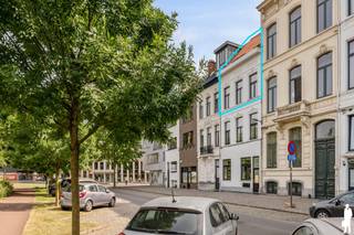 <strong>Lichtrijk duplexappartement met twee zonnige terrassen in hartje Antwerpen</strong><br /><br />- KIJKDAG 25/07 -<br /><br />Op een toplocatie aan de Ankerrui 50, midden in het bruisende stadscentrum van Antwerpen, bevindt zich dit stijlvolle duplexappartement op de tweede en derde verdieping. De woning combineert ruimte, licht en comfort met een uitstekende ligging. Dankzij de grote raampartijen en de zuidgerichte achtergevel baadt het appartement de hele dag in natuurlijk licht. De ruime leefruimte met open keuken vormt het hart van de woning en biedt een aangename, open sfeer. Verder beschikt het appartement over twee volwaardige slaapkamers, een verzorgde badkamer en twee zuid gerichte terrassen aan de achterzijde, waar u in alle rust kunt genieten van de zon.<br /><br />Ook de ligging is een absolute troef. Op wandelafstand bevinden zich de Scheldekaaien, de Grote Markt, het Eilandje, het MAS en tal van gezellige restaurants, cafés en winkels. Bovendien geniet u van een uitstekende bereikbaarheid dankzij de nabijheid van het openbaar vervoer en de vlotte aansluiting op de Ring en de belangrijkste invalswegen.<br /><br />Voor extra comfort kunnen twee autostaanplaatsen, elk uitgerust met een laadpaal voor elektrische wagens, mee aangekocht worden aan €35.000 per staanplaats.<br /><br /><strong>Bijzonderheden:</strong><br />- Gebouw volledig gerenoveerd in 2017<br />- Volledig nieuw dak geplaatst in 2025<br />- Fietsenberging & kelderberging<br />- Lage vaste kosten<br />- Asbestveilig<br />- EPC-label B