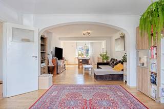 De woning beschikt over 4 volwaardige slaapkamers en 2 badkamers, waardoor ze perfect geschikt is voor gezinnen of voor wie nood heeft aan extra ruimte voor een bureau, hobbykamer of logeerkamer. Dankzij de drie gevels geniet de woning bovendien van een aangename lichtinval en een ruimtelijk gevoel.<br /><br />De ruime woon-en eetkamer en keuken hebben prachtig zicht op het ruime terras en de afgesloten tuin !<br />Op de eerste verdieping zijn er drie kamers en een badkamer, de huidige eigenaars hebben recent de tweede verdieping volledig gerenoveerd en genieten van een grote master bedroom met nieuwe douchekamer. De woning beschikt over een staanplaats aan de voorzijde van de woning en een praktische kelder.<br /><br />De belangrijkste troeven:<br />Nieuw dak 2025<br />4 slaapkamers<br />2 badkamers<br />Zolder volledig vernieuwd<br />Aangename tuin<br />Eigen parking<br />Op wandelafstand van het centrum van Strombeek<br />Winkels en voorzieningen vlakbij<br />Goede verbinding met belangrijke invalswegen<br />Ideaal als gezinswoning<br /><br />De ligging is bijzonder interessant: u bevindt zich op wandelafstand van het centrum van Strombeek, met winkels, handelszaken en dagelijkse voorzieningen binnen handbereik. Dankzij de nabijheid van diverse belangrijke invalswegen zijn ook Brussel en de omliggende gemeenten vlot bereikbaar. Een ideale combinatie van rustig wonen en een uitstekende bereikbaarheid.<br /><br />Een ruime en veelzijdige woning met tuin en parking, gelegen op een praktische en gegeerde locatie! <br />Contacteer olivia.laporte@dewaele.com<br /><br />Bestuursmaatregelen in het maatregelenregister: nee