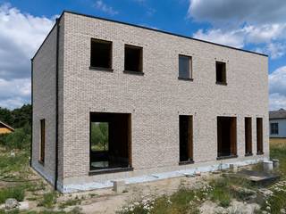 Rustig wonen in het groen, in een doodlopende straat op de Locht in Eksel? Deze moderne nieuwbouwwoning combineert een aangename ligging met hedendaags wooncomfort en voorzien van de nieuwste technieken. Daarnaast beschikt de woning over een regenwaterput van 7.500 liter, aangesloten op de wc-spoeling, wasmachine en buitenkraan.<br /><br />De woning wordt volledig afgewerkt opgeleverd, klaar voor de schilder, waarbij u bovendien nog inspraak heeft in de afwerking van de keuken. De oplevering is momenteel voorzien in november 2026 en u betaalt pas bij oplevering.<br /><br />Indeling:<br />GELIJKVLOERS:<br />- Inkomhal<br />- Gastentoilet<br />- Open leefruimte met woonkamer, eetkamer en keuken<br />- Berging<br /><br />VERDIEPING:<br />- Nachthal<br />- Apart toilet<br />- Berging<br />- 3 slaapkamers<br />- Badkamer<br /><br />Extra troeven:<br />+ Rustige ligging in een doodlopende straat en omgeven door groen<br />+ Betaal pas bij oplevering en akte<br />+ Buitenaanleg inbegrepen<br />+ Parket voorzien in de slaapkamers<br />+ Energiezuinig wonen: volledige dakoppervlakte voorzien voor zonnepanelen --> omvormer voor batterij wordt reeds voorzien<br /><br />Wens je graag een bezichtiging? Contacteer ons en we helpen je dichtblij verder!<br />* Plannen en visualisaties zijn louter indicatief en niet contractueel bindend. Meubilair, indeling en afmetingen kunnen afwijken.
