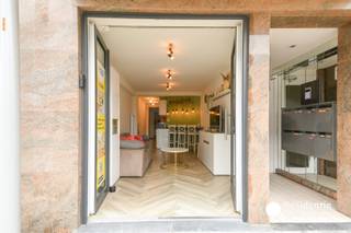 Op zoek naar een instapklaar appartement aan zee zonder zorgen? Ontdek dit gezellige, volledig gerenoveerde gelijkvloerse appartement op wandelafstand van de zeedijk en het strand van Wenduine.<br /><br />Het appartement werd in 2023 volledig vernieuwd met kwalitatieve materialen. Ook het dak en de elektriciteit werden aangepakt. Dankzij de gelijkvloerse ligging geniet u van extra comfort: geen trappen, geen liftkosten en gemakkelijk laden en lossen. Ideaal als tweede verblijf: de verwarming kan vooraf aangezet worden zodat u bij aankomst meteen kunt genieten.<br /><br />De lichtrijke woonkamer sluit aan op de vernieuwde en ingerichte keuken. Verder beschikt het appartement over een moderne badkamer met regendouche, lavabomeubel, verlichte spiegel en elektrische handdoekdroger, een apart toilet en een praktische nachthal.<br /><br />De comfortabele slaapkamer is voorzien van ingebouwde kasten en een dakkoepel met automatische verduistering.<br /><br />Gelegen in het charmante Wenduine, op wandelafstand van strand, zeedijk, winkels, horeca en Kusttram.<br /><br />Troeven: volledig gerenoveerd • dak &amp; elektriciteit aangepakt • gelijkvloers • geen liftkosten • makkelijk laden/lossen • instapklaar • topligging aan zee.<br />Ideaal als tweede verblijf, investering of vaste woonst.<br /><br />De vermelde prijs is een richtprijs. Elk bod wordt voorgelegd aan de eigenaar, die het recht behoudt dit te aanvaarden of te weigeren.<br /><br />Gratis uw eigendom laten schatten?<br />http://www.residentievastgoed.be/gratisonlineschatten