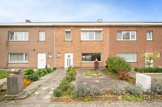 Welkom in deze ruime gezinswoning in de rustige Breughellaan, 9840. Met een bewoonbare oppervlakte van ca. 160 m² verdeeld over drie niveaus en...