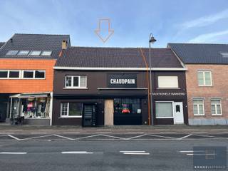 <p>In het commerciële centrum van Sijsele vinden we deze voormalige bakkerij met appartement. De bakkerij kan heringericht worden voor verschillende doeleinden.</p>
<p>De ligging langs de N9 Brugge-Maldegem zorgt voor een automatische visibiliteit.</p>
<p>Indeling: <br />-Handel: winkelruimte, grote werkplaats en opslagplaats. De werkplaats is via een erfdienstbare wet te bereiken vanaf de achterliggende straat, ideaal voor leveringen,... . <br />-Appartement: het appartement kan na renovatie en mits samenvoeging met de zolder omgetoverd worden tot ruime duplex.</p>
<p>Voor de investeerder: dit pand kan eveneens aangekocht worden met de naburige woning (€185.000).</p>
<p>Contacteer Bonne Vastgoed 7 op 7 voor meer info via 0468/10.40.40 of info@bonnevastgoed.be</p>