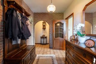 <p><strong>Aan de groene rand van Poppel bevindt zich deze uitstekend onderhouden villa op een prachtig perceel van ca. 2.000 m². De woning combineert een aangenaam wooncomfort met bijzonder veel ruimte en geniet bovendien van een prachtig open zicht over de achterliggende weilanden. Tot de grote troeven behoren onder meer de volledig vernieuwde, hoogwaardig afgewerkte keuken, de lichtrijke leefruimtes, 3 ruime slaapkamers, een grote zolderverdieping en de dubbele garage met atelier. De woning beschikt over een EPC-label F.</strong></p>
<p><span>Via de ruime inkomhal bereikt u enerzijds het leefgedeelte en anderzijds de slaapvertrekken. De woonkamer geniet dankzij de vele raampartijen van bijzonder veel natuurlijk daglicht. De gezellige zithoek met houtkachel kijkt uit naar de voorzijde van de woning, terwijl u vanuit de aangrenzende tuinkamer geniet van een prachtig vergezicht over de weilanden. Dankzij de grote opengaande raampartijen vormt deze ruimte een heerlijke verbinding tussen binnen en buiten.</span></p>
<p><span>Centraal in de leefruimte bevindt zich de eetkamer, met voldoende plaats om uitgebreid te tafelen met familie en vrienden. Aansluitend ligt de volledig vernieuwde keuken, uitgevoerd in hoogwaardige materialen met massieve kastdeuren, een natuurstenen werkblad, kwalitatieve Miele-toestellen, dubbele spoelbak en bijzonder veel opbergruimte. De keuken werd uitgebreid met een lichtrijke eet- en tuinkamer aan de zuidoostzijde, vanwaar u rechtstreeks toegang heeft tot het terras en de tuin.</span></p>
<p><span>Verder beschikt de keuken over een praktische voorraadkast. De ruime bijkeuken/wasplaats biedt plaats voor wasmachine, droogkast en strijkruimte en heeft eveneens rechtstreeks toegang tot het terras. Ook de verwarmingsinstallatie bevindt zich hier, samen met een extra wastafel.</span></p>
<p><span>De nachthal geeft toegang tot drie volwaardige slaapkamers, een afzonderlijk toilet en de badkamer, uitgerust met ligbad, douche, wastafel en maatwerkkasten. Via de bijkeuken bereikt u bovendien de ruime zolderverdieping, die nog volledig naar eigen behoefte kan worden ingericht, bijvoorbeeld als bijkomende slaapkamers, hobbyruimte of bureau.</span></p>
<p><span>Een absolute meerwaarde is de bijzonder ruime dubbele garage met aansluitend atelier. Hier is niet alleen plaats voor twee wagens, maar ook voor een volwaardige werkplaats, hobbyruimte of extra stockage.</span></p>
<p><span>Ook buiten is het heerlijk vertoeven. Dankzij de uitstekende oriëntatie geniet de tuin volop van de zon. Rond het terras bevindt zich een verzorgde siertuin, terwijl het achterste gedeelte van het ruime perceel tal van mogelijkheden biedt voor onder meer een moestuin, kippenren, houtopslag of andere hobby’s.</span></p>
<p><strong><span>Een bijzonder complete eigendom voor wie op zoek is naar ruimte, rust, een kwalitatieve afwerking en een groen uitzicht op een mooie locatie in Poppel.<br /><br /></span></strong>Stedenbouwkundige inlichtingen in aanvraag<strong><span><br /></span></strong></p>