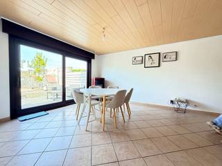 Move-in ready house for sale in Adinkerke featuring 3 spacious bedrooms, an office, attic, large garage, and sunny garden. This spacious family...