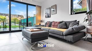 Gelijkvloers wonen… maar dan met tuin 🌿<br /><br />Dit recente appartement combineert het comfort van nieuwbouw met iets wat je zelden vindt: een privatieve tuin. Bovendien wordt het verkocht onder het stelsel van registratierechten en niet onder het btw-stelsel. Wie aan de voorwaarden voldoet en het appartement aankoopt als enige en eigen woning, kan dus genieten van het verlaagde tarief van 2%.<br /><br />Binnen kom je terecht in een lichtrijke leefruimte met open keuken. De keuken is volledig geïnstalleerd en afgewerkt met kwalitatieve Siemens-toestellen, waaronder een koelkast, vriezer, combi-oven, inductiekookplaat en vaatwasser. Sommige toestellen zijn zelfs slim aanstuurbaar via wifi.<br /><br />Verder beschikt het appartement over:<br /><br />🛏️ 2 slaapkamers<br />🚿 Moderne badkamer met inloopdouche en dubbele lavabo<br />📦 Praktische berging/technische ruimte<br /><br />Ook technisch zit het helemaal goed:<br /><br />✔ Vloerverwarming<br />✔ Ventilatiesysteem D<br />✔ Energiezuinig – label A<br />✔ Elektriciteit conform<br /><br />Extra pluspunten 👇<br /><br />✔ Wachtleidingen voor airco in de slaapkamers<br />✔ Voorzieningen voor rolluiken en een zonneluifel<br />✔ Regenwaterrecuperatie voor buitengebruik<br /><br />Buiten geniet je van:<br /><br />🌿 Terras en privatieve tuin<br />🚗 Garagebox – de poort kan nog vrij gekozen en geplaatst worden door de koper<br />📦 Kelderberging<br />🚘 Extra autostaanplaats<br /><br />📍 Gelegen in Eisden, met alle basisvoorzieningen vlakbij.<br /><br />Goed om te weten:<br />Het gebouw is recent, waardoor het PID, de syndicusregeling en het EPB-dossier momenteel nog in opmaak zijn. De gemeenschappelijke kosten zijn hierdoor nog niet gekend.<br /><br />✨ Nieuwbouwcomfort, maar géén btw-stelsel: aankoop aan 2% registratierechten mogelijk als enige en eigen woning, mits voldaan is aan de wettelijke voorwaarden.<br /><br />📩 Nieuwsgierig? Shoot 😉