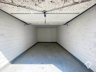Ruime garage in het centrum van Ardooie! Zeer gemakkelijk te bereiken. Alles is kortbij gelegen. Kan gebruikt worden als bergplaats of garage. <br /><br />Afmetingen:<br />- Breedte: 3m.<br />- Lengte: 5m6.<br /><br />Verkoop onder registratierechten. <br /><br />Contacteer Louis voor meer informatie: 0493/401330.
