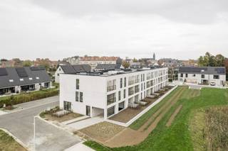 Danneels bouwt nieuwe energiezuinige appartementen aan de Parkstraat in Wevelgem. Deze residentie sluit architecturaal mooi aan bij woningen die we hier bouwen.<br /><br />Je woont in de Marie Curiestraat, in een rustig gelegen jonge buurt met veel groen in hartje Wevelgem. Een ideale woonlocatie met een ideale bereikbaarheid. <br /><br />Met o.m. een ruime woonkamer, ingerichte eilandkeuken en badkamer, een ruim terras met zicht op de mooie groenzone, 2 slaapkamers, wasplaats en berging.<br /><br />Vloerverwarming, ventilatie met warmterecuperatie en zonnepanelen zijn voorzien. Bij het appartement hoort ook een ondergrondse parkeerplaats, extra berging en een fietsenstalling.<br /><br />We werken jouw appartement sleutel-op-de-deur voor je af met vaste afspraken over budget & timing. De keuken, badkamer & vloeren kan je zelf kiezen in de toonzalen van onze partners. Onze klantenbegeleider staat voor je klaar.