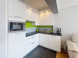 Deze verzorgde studio is centraal gelegen in Westende-Bad, op wandelafstand van het strand, winkels en horeca.<br />Bij het binnenkomen vindt u praktische ingemaakte kasten, gevolgd door een badkamer met douche en toilet.<br />Verder beschikt de studio over een functionele keuken en een ruime leefruimte.<br />De studio wordt gemeubeld verkocht en is perfect instapklaar, ideaal als tweede verblijf aan zee of als investering.