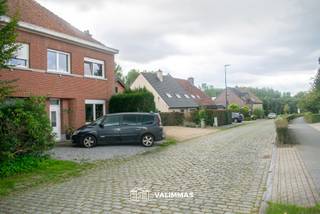 VALIMMAS verkoopt deze landelijk gelegen karaktervolle woning met garage en zuidgerichte tuin....
Het gelijkvloers bestaat uit een inkomhal, een salon en eetkamer, een ingerichte keuken met eethoek, een wasplaats, een toilet, een garage en een berging.
De verdieping omvat een nachthal/overloop met toilet, drie ruime kamers (waarvan twee met een dressing), en een badkamer met ligbad.
De zolderverdieping is stemmig ingericht als grote vierde slaapkamer.
Er is tevens een kelder beschikbaar.
Dit betreft een heel degelijke en solide constructie met alle nodige basiscomfort, maar interieurs en inrichting nog op te knappen en te moderniseren
Magnifieke ligging, in een groene en landelijke setting tussen Asse-ter-Heide en Meldert, nabij natuurgebied ‘Kravaalbos’ en mooie uitgestrekte kouters.