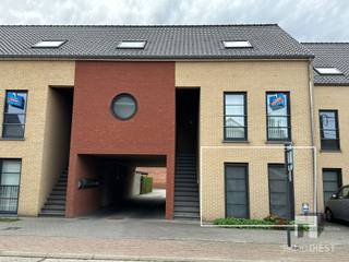 <p><span>Gezellig gelijkvloers appartement (63 m²) met zonnig terras in Schaffen.</span></p><p><span>Dit appartement in de Kerkstraat (Schaffen), biedt u heel wat comfort.</span></p><p><span> </span></p><p><span>Indeling:</span></p><p><span>- Aangename leefruimte met open keuken </span></p><p><span>- Keuken voorzien van toestellen (vaatwasser, keramische kookplaat, combi-oven)</span></p><p><span>- Zonnig terras aan achterzijde (aansluitend op de living)</span></p><p><span>- Badkamer met lavabomeubel en bad-douchecombinatie</span></p><p><span>- Berging</span></p><p><span>- Apart toilet</span></p><p><span>- Twee slaapkamers</span></p><p><span> </span></p><p><span>Ondergronds: </span></p><p><span>- Privé-parkeerplaats (nr. 2)</span></p><p><span>- Afsluitbare berging (nr. 2)</span></p><p><span>Achteraan het gebouw mag u een extra staanplaats gebruiken.</span></p><p><span> </span></p><p><span>Ontdek hier de troeven:</span></p><p><span>- Gunstige ligging: gelegen in het centrum van Schaffen (Spar, bakker, apotheek) </span></p><p><span>- Op wandelafstand van scholen en openbaar vervoer</span></p><p><span>- Vlotte verbinding naar belangrijke invalswegen</span></p><p><span>- 2 slaapkamers</span></p><p><span>- Zuid-Westgericht terras</span></p><p><span>- lage gemeenschappelijke kosten</span></p><p><span> </span></p><p><span>Comfort:</span></p><p><span>- Terras aansluitend aan de leefruimte</span></p><p><span>- Handige berging in het appartement</span></p><p><span>- Ondergrondse parkeerplaats </span></p><p><span>- Kelderberging</span></p><p><span> </span></p><p><span>Bouwtechnisch:</span></p><p><span>- Praktische indeling met open leefruimte</span></p><p><span>- 2 slaapkamers</span></p><p><span> </span></p><p><span>Energetisch:</span></p><p><span>- Energiezuinig (EPC C u heeft geen renovatieplicht)</span></p><p><span>- Zonnepanelen met certificatenopbrengst van 450 Euro/1.000kWh (tot 2029)</span></p><p><span>- Keuring elektriciteit is conform tot 2034</span></p><p><span> </span></p><p><span>Dit appartement is de ideale woonst voor wie op zoek is naar een ruim, praktisch en energiezuinig appartement in een rustige omgeving.</span></p><p><span>Het appartement wordt momenteel verhuurd aan interessante voorwaarden. Opzeg voor eigen bewoning is mogelijk.</span></p><p><span>Uiteraard ook ideaal als investering (onmiddellijk rendement).</span></p><p><span> </span></p><p><span>Interesse? Plan een bezoek in! Bel Immo Diest op het nr. +32 13 31 25 22.</span></p><p><span>Bron bewoonbare oppervlakte: EPC</span></p>