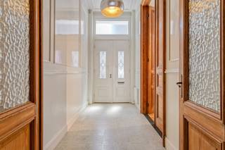 Deze karaktervolle burgerwoning uit 1918 combineert op unieke wijze authentieke charme met hedendaags wooncomfort. De woning werd recent gerenoveerd met respect voor haar oorspronkelijke elementen, waardoor de hoge plafonds, stijlvolle details en het tijdloze karakter perfect behouden zijn gebleven.<br /><br />Met maar liefst 4 slaapkamers biedt deze instapklare woning verrassend veel ruimte voor een gezin of voor wie op zoek is naar extra werk- of hobbyruimte. De lichtrijke leefruimte sluit naadloos aan op de volledig geïnstalleerde keuken, terwijl de zonnige stadskoer een aangename plek vormt om in alle rust van het buitenleven te genieten.<br /><br />Dankzij de centrale ligging in het hart van Roeselare bevinden winkels, scholen, openbaar vervoer en belangrijke invalswegen zich op een steenworp afstand.<br /><br />De woning heeft volgende indeling:<br />- Inkom <br />- Lichtrijke leefruimte<br />- Geïnstalleerde keuken voorzien van kookplaat met dampkap, spoelbak, frigo, oven, microgolf en vaatwas<br />- Kelder<br />- Toilet<br />- 3 slaapkamers<br />- Badkamer voorzien van dubbele lavabo, toilet en bad<br />- Zolder die mogelijks ingericht kan worden als slaapkamer<br /><br />Extra kenmerken:<br />- Authentieke burgerwoning met hoge plafonds<br />- Instapklare en lichtrijke woning<br />- Recent gerenoveerd<br />- Geen renovatieverplichting<br />- Centrale ligging in het centrum, nabij winkels, scholen, openbaar vervoer, invalswegen,....<br /><br />Bent u op zoek naar een woning met karakter, ruimte en hedendaags comfort? Dan is deze unieke burgerwoning zeker een bezoek waard.<br /><br />Bestuursmaatregelen in het maatregelenregister: nee