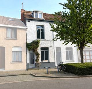 Alle info over deze woning: www.voorzienigheidsstraat16.be <br /><br />Ontdek deze verrassend lichtrijke woning op wandelafstand van centrum Kortrijk.<br /><br />Indeling woning :<br />- Gelijkvloers: inkom met berging en apart toilet, lichtrijke leefruimte (grote lichtstraat en schuifraam) met open keuken. Gezellige zuid georiënteerde tuin met terras.<br />- Eerste verdieping met ruime badkamer (lavabo, bad, douche en toilet) en slaapkamer.<br />- Tweede verdieping met 1 grote zolderkamer (slaapkamer en bureau)<br /><br />Extra troeven :<br />- Mooie authentieke elementen (glas-in-lood deuren, houten plankenvloeren)<br />- Kelder met extra opbergruimte<br />- Instapklaar (verschillende renovaties doorheen de jaren)<br />- Centrale verwarming op gas in alle ruimtes <br />- Rustige straat met veel parkeergelegenheid<br />- Fijne buurt (parken en supermarkten vlakbij)<br />- Gunstig EPC: C - 230 kWh/(m² jaar)<br /><br />Beschikbaar vanaf maart 2027<br /><br />De kijkdagen vinden plaats op vrijdag 19 juni en zaterdag 20 juni. Plan je bezoek in via mail naar: voorzienigheidsstraat16@gmail.com.<br /><br />Immo gelieve zich te onthouden.<br />