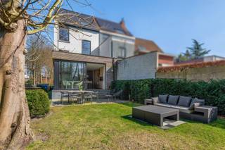 Deze karaktervolle woning met ruime en zonnige tuin is gelegen op een zeer gewilde locatie nabij het centrum van Brasschaat. IndelingU betreedt de...