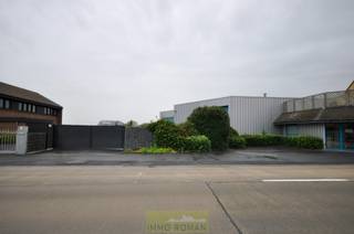 Multifunctionele eigendom op commerciële ligging te Waregem. Uitstekend gelegen met een vlotte verbinding naar de expressweg en de E17!<br /><br />De<strong> woning </strong>is ingedeeld als volgt: kelder, inkomhal met trap naar de eerste verdieping. Daar bevinden zich <strong>2 slaapkamers</strong>, badkamer, praktische berging, en de keuken met zithoek en toegang tot het ruim terras. De bovenverdieping is ingericht tot een gezellige woon- en leefruimte. <br /><br />Verder bevat deze eigendom <strong>2 loodsen</strong> voorzien van sectionale poorten, met een oppervlakte van<strong> 307 m<sup>2</sup> en 242 m<sup>2</sup></strong>. Tevens is er een <strong>bureelruimte </strong>aanwezig met een totale oppervlakte van <strong>71 m<sup>2</sup></strong>. De ruime buitenruimte/koer is geschikt als bijkomende stockageruimte. Door zijn praktische indeling is het geschikt om de ruimtes te herorganiseren/verhuren.<br /><br />Meer info? Contacteer Els Callewaert: 0478 61 64 34 of els@immoroman.be