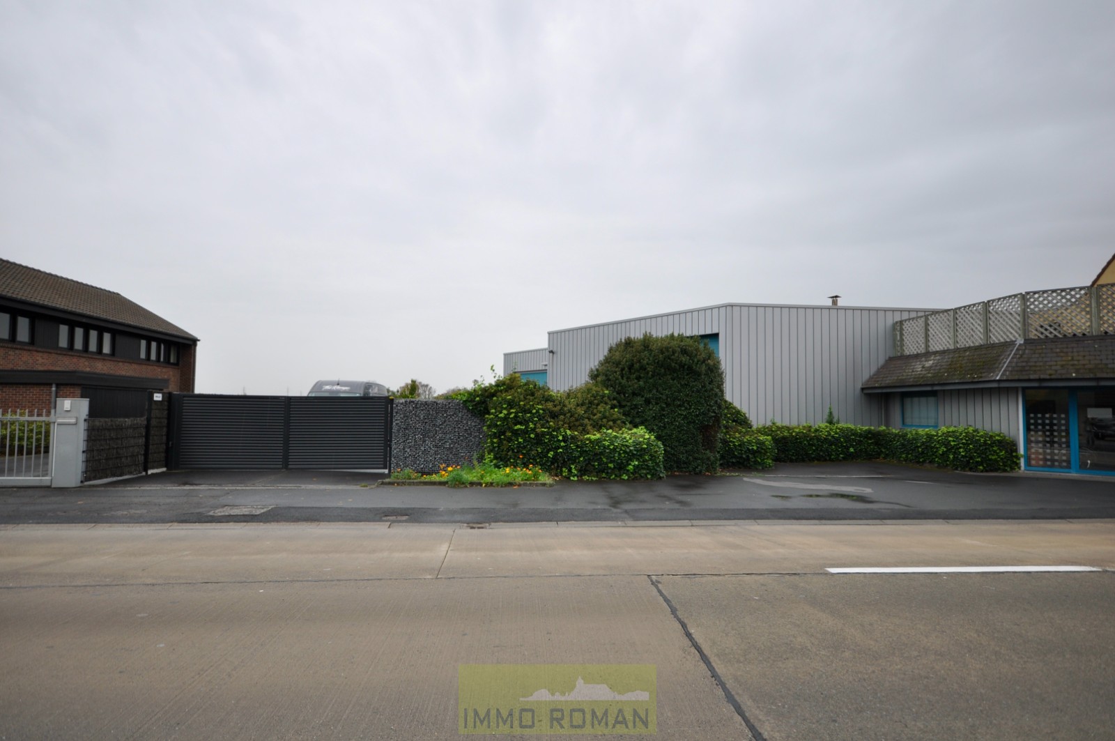 Woonhuis met 2 loodsen, burelen en woning te Waregem! - foto 2