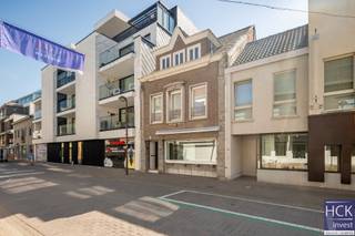 <strong>De ligging</strong><br />Dit pand is gelegen te midden van <strong>het bruisende en volledige vernieuwde centrum van Waregem. </strong><br />Met het Regenboogstadion, zwembad en sporthal vlakbij is deze ligging tevens ideaal voor elke sportliefhebber. Ook qua natuur is dit pand goed gelegen dankzij de nabijheid de Stadionvijvers en het gekende 'Park Baron Casier'. Centrumsteden Gent-Kortrijk zijn tevens vlot bereikbaar dankzij de goede verbinding met het op- & afrittencomplex van de E17.<br /><br /><strong>Het pand</strong><br />Het pand zelf werd oorspronkelijk opgericht als handelshuis (woning + winkelruimte) in 1957 doch steeds goed onderhouden en recentelijk gerenoveerd. Er zijn ondermeer 4 slaapkamers ter beschikking. Bijkomend beschikt u over een aangename zon georiënteerde tuin en achteraan het perceel een garagebox (bereikbaar via een garageweg).<br /><br />Het pand kan als privégebruik (woning) gehuurd worden met inbegrip van de voormalige winkelruimte die dienst kan doen als polyvalente privéruimte. <br /><br /><strong>Kenmerken</strong><br />- Oppervlakte perceel: 413 m²<br />- Bruikbare vloeroppervlakte: 300 m²<br />- CV via aardgas en condenserende ketel<br />- EPC 262 kWh/m² jaar - C-label<br /><br /><strong>Troeven</strong><br />- uitstekende ligging!!<br />- zéér ruim!!<br />- garagebox achteraan het perceel!!<br /><br />Beschikbaarheid: 01/10/2026<br /><br />Indien het pand gehuurd wordt voor woning + professioneel gebruik bedraagt de huurprijs 1.400,00 EUR / maand.<br /><br />Voor meer informatie of een bezoek ter plaatse reageer via het contactformulier of stuur naar info@hckinvest.be<br />
