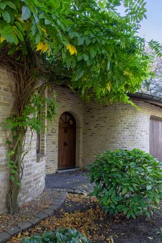 TE KOOP MET PRE-VIEW: enkel op afspraak.<br />
<p><span>In een rustige, doodlopende straat in Zoersel bevindt zich deze ruime woning, waar comfort, ruimte en een groene omgeving centraal staan. Dankzij de grote raampartijen geniet de woning van een aangename lichtinval en een mooi uitzicht op de groene tuin, die een oase van rust vormt.</span></p>
INDELING:<br />Bij het betreden van de woning komt u in een ruime inkomhal, die toegang biedt tot een aparte bureauruimte, ideaal voor thuiswerk of als hobbykamer. Verder komt u in de ruime leefruimte, waar het natuurlijke licht en het zicht op de tuin meteen in het oog springen. Aansluitend bevindt zich de veranda, een heerlijke plek om in alle rust te genieten van het groen rondom de woning.<br /><br />De volledig geïnstalleerde keuken sluit praktisch aan op de leefruimte en biedt alle nodige comfort. Aansluitend vindt u een ruime berging/wasplaats, die zorgt voor extra opbergruimte en praktisch gebruiksgemak.<br /><br />Verder beschikt de woning over drie slaapkamers, een apart gastentoilet en een ruime badkamer, uitgerust met een ligbad, douche, toilet en dubbele lavabo.<br /><br />Ook op het vlak van bergruimte en mogelijkheden heeft deze woning heel wat te bieden. Vanuit de inkomhal is er toegang tot de ruime, dubbele inpandige garage, die plaats biedt aan twee wagens. Vanuit de garage bereikt u zowel de ruime kelder als de zolder. Deze laatste biedt tal van mogelijkheden en geeft bovendien toegang tot een tweede bureauruimte, gelegen boven de bureauruimte op het gelijkvloers. Ideaal voor wie op zoek is naar extra werkruimte of een aparte plek om zich rustig terug te trekken.<br /><br />Buiten geniet u van een ruime, groene tuin met vijver, waar u volledig tot rust kunt komen en optimaal kunt genieten van de natuurlijke omgeving.<br /><br />BIJZONDERHEDEN: <br />- Gunstige oriëntatie<br />- Goede locatie<br />- Dubbele inpandige garage<br />- Veel groen<br />- Alle voorzieningen op het gelijkvloers<br /><br />Voor meer info of een bezoek ter plaatse kan u vrijblijvend contact opnemen met Lieselotte op 03.227.58.58 of lieselotte@reds.be.