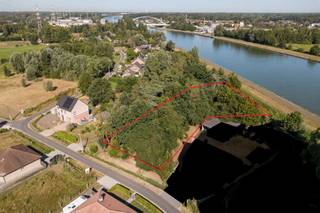 Description : Parcelle idéalement située dans la Venstraat à Viersel, dans un cadre verdoyant et agréable, dont la partie arrière se trouve en zone agricole.Caractéristiques : La parcelle offre un bel équilibre entre la partie avant et le caractère verdoyant et dégagé de l'arrière.Localisation : Venstraat 48A, 2240 VierselSuperficie : 1 843 m² Les règles d'urbanisme spécifiques peuvent être demandées auprès de notre agence. PARTICULIÈRES : Note du terrain C & Note du bâtiment INCONNUE - Le terrain est situé dans une zone à risque.Environnement : Ce terrain à bâtir est situé à proximité de l'accès à l'E313 (Massenhoven). Ce terrain vous intéresse ? N'hésitez pas à contacter notre agence.
