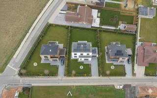 Dit prachtige perceel van 950 m² voor open bebouwing is de ideale uitvalsbasis voor een gezin dat houdt van ruimte. Gelegen op de hoek van...